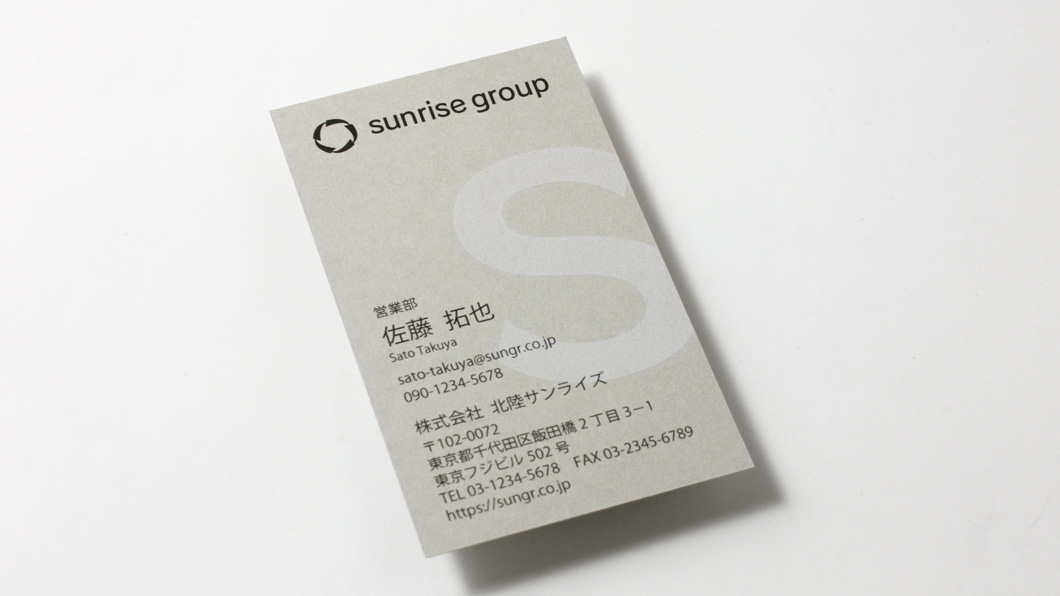 明るいグレーに白印刷+黒印刷の名刺_02