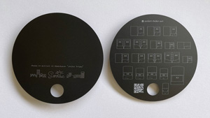 黒い用紙の円形うちわ